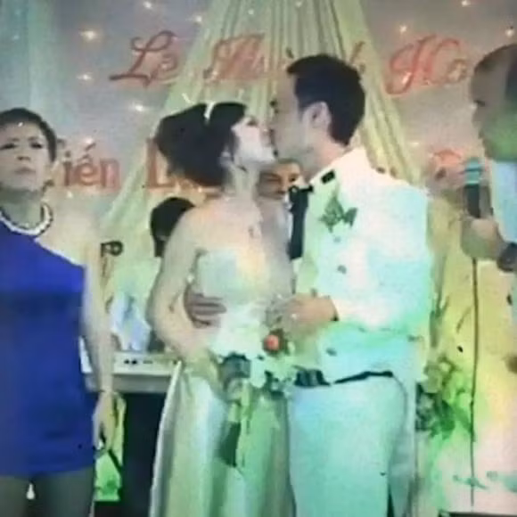 Tien Luat khoe lai clip hon Thu Trang trong dam cuoi 11 nam truoc