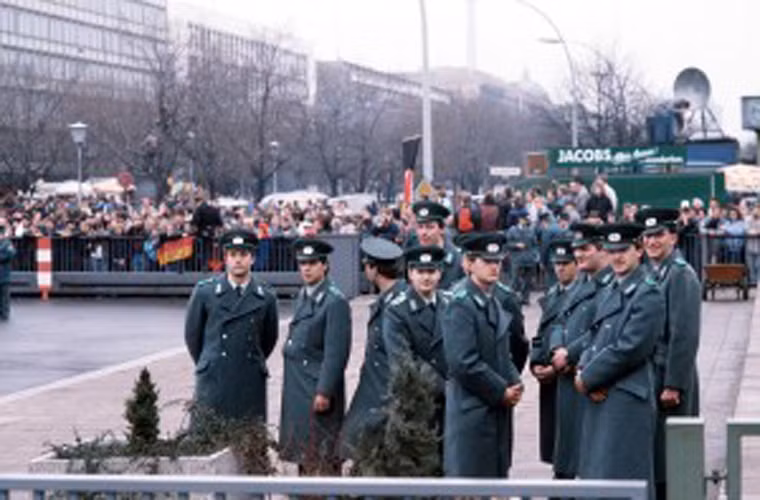 Ngày 9/11/1989, Bức tường Berlin được dỡ bỏ, đánh dấu một sự khởi đầu mới dẫn đến việc hai miền Đông và Tây Đức thống nhất.