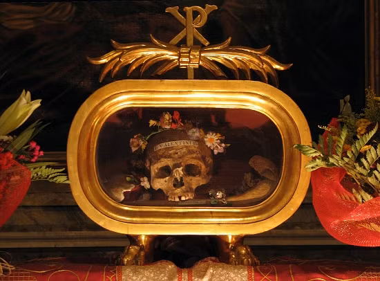 Khi đến nhà thờ Santa Maria, Cosmedin, Rome, du khách có thể chiêm ngưỡng hộp sọ có trang trí hoa được cho là của Thánh Valentine.