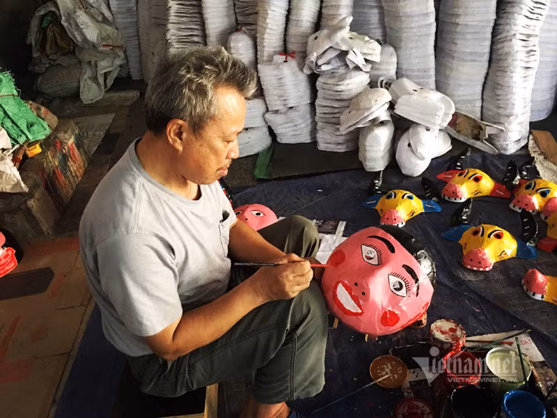 Xuyen dem lam 10.000 chiec mat na giay boi ban Tet Trung Thu-Hinh-3