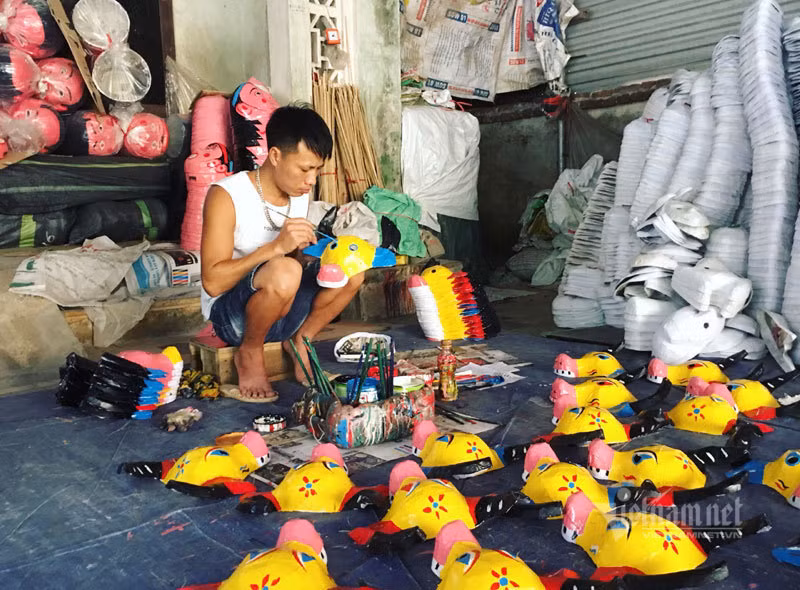 Xuyen dem lam 10.000 chiec mat na giay boi ban Tet Trung Thu-Hinh-5
