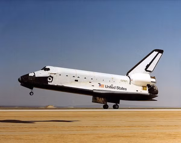 Năm 1986, tàu con thoi Challenger được phóng lên không gian bất chấp cảnh báo về thời tiết xấu của NASA. Chỉ 73 giây sau khi cất cánh, con tàu đã vỡ nát và rơi thẳng xuống Đại Tây Dương.