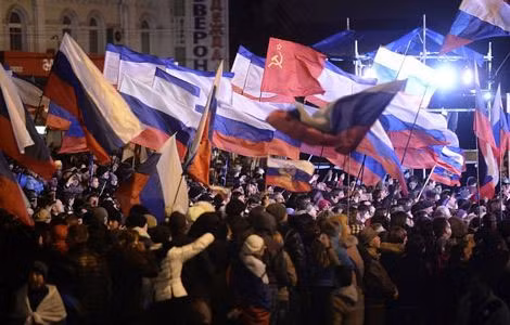 Người dân Crimea đổ về Quảng trường Lenin ở Sevastopol ăn mừng sau khi nhận kết quả cuộc bỏ phiếu trưng cầu dân ý.