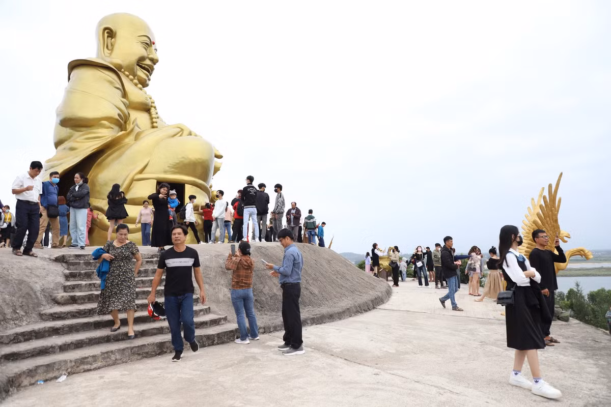 Tượng Phật Di Lặc kích thước lớn là không gian được người dân đến lễ bái và chụp ảnh.
