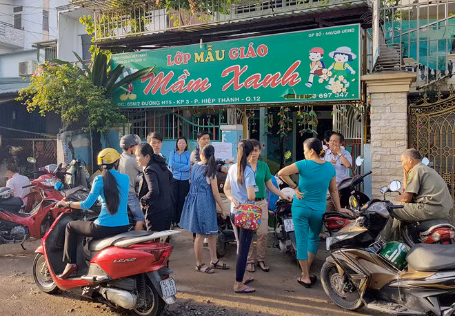 Hàng chục người tập trung trước trường mầm non. Ảnh:Lê Trai. Bao mau Mam Xanh day tre bang dao se bi dua ra xet xu som hinh anh 3