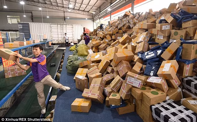 Chỉ sau ít năm được khởi độc, Ngày Độc thân đã soán ngôi Black Friday để trở thành ngày mua sắm trực tuyến lớn nhất thế giới. Theo thống kê, doanh số bán hàng tại các trang web Alibaba đạt 5,8 tỷ USD trong năm 2013 và 9,3 tỉ USD trong năm 2014. Ảnh: Daily Mail.