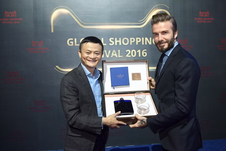 Jack Ma còn sử dụng cả những người nổi tiếng để quảng bá hình ảnh Ngày Độc thân ra toàn thế giới. Năm 2016, cặp vợ chồng siêu sao David và Victoria Beckham đã đến Thượng Hải thực hiện chiến dịch này. Ảnh: China Daily.