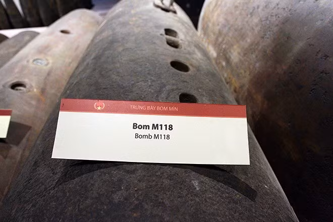 Bom M118 thuộc loại bom phá cỡ lớn, bom thường có trọng lượng khoảng 1.350kg, chiều dài khoảng 3m, đường kính 0,35m và chứa được khoảng 810kg thuốc nổ tritonal.