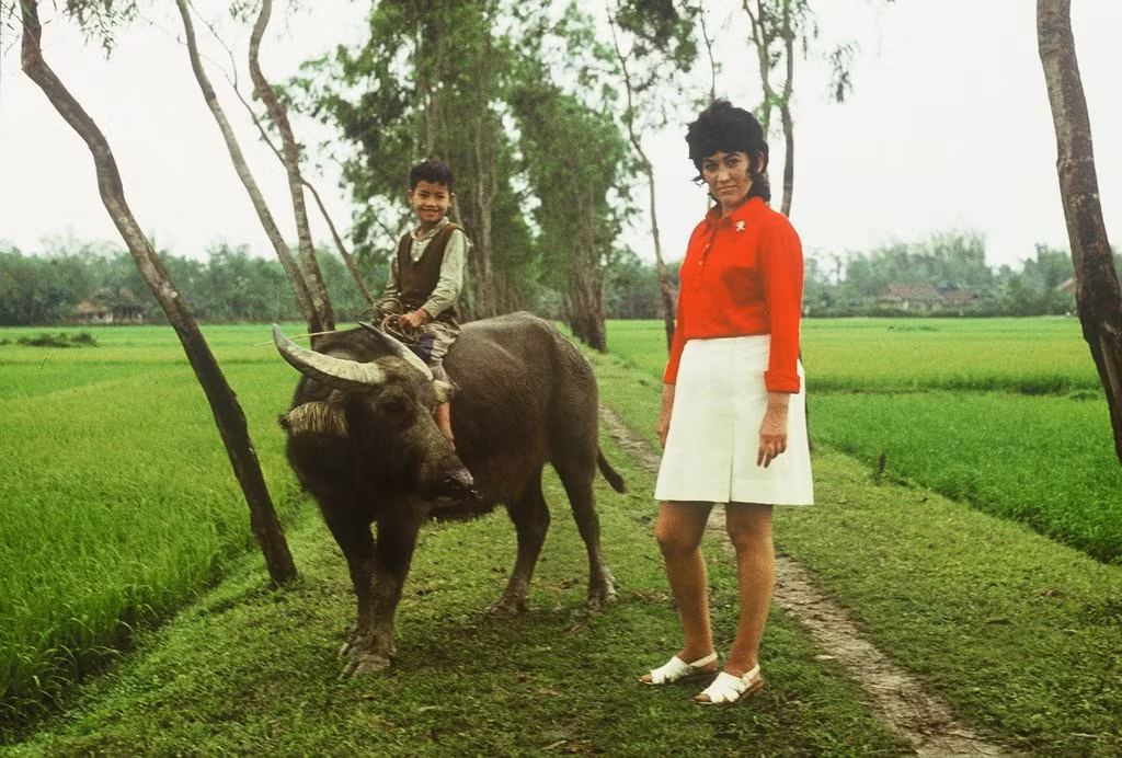 Bà Mosles và em bé cưỡi trâu, một hình ảnh đặc trưng của vùng nông thôn Việt Nam.