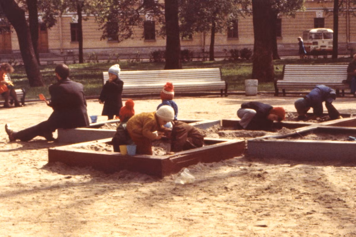Trẻ em vui chơi trong công viên ở Leningrad.