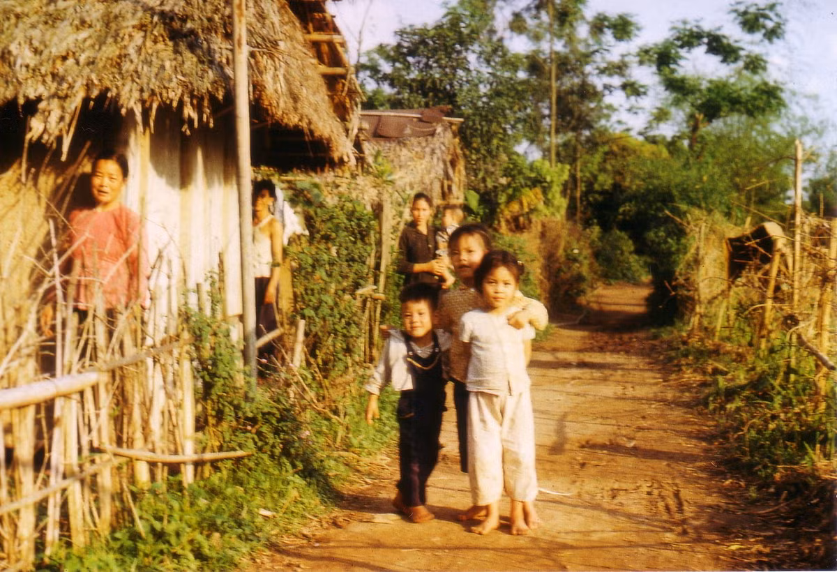 Trẻ em trong làng thích thú với sự xuất hiện của các vị khách Tây.