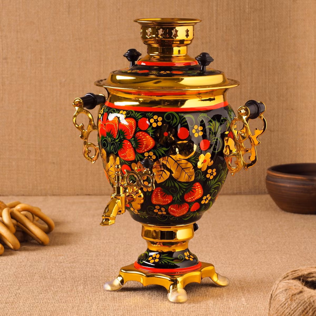 Một số gia đình sử dụng hai loại ấm samovar. Một loại trơn được dùng hàng ngày, loại kia trang trí rực rỡ, thường được dùng trong các lễ hội hoặc các buổi tiệc trọng đại. Ảnh: Сима-ленд.