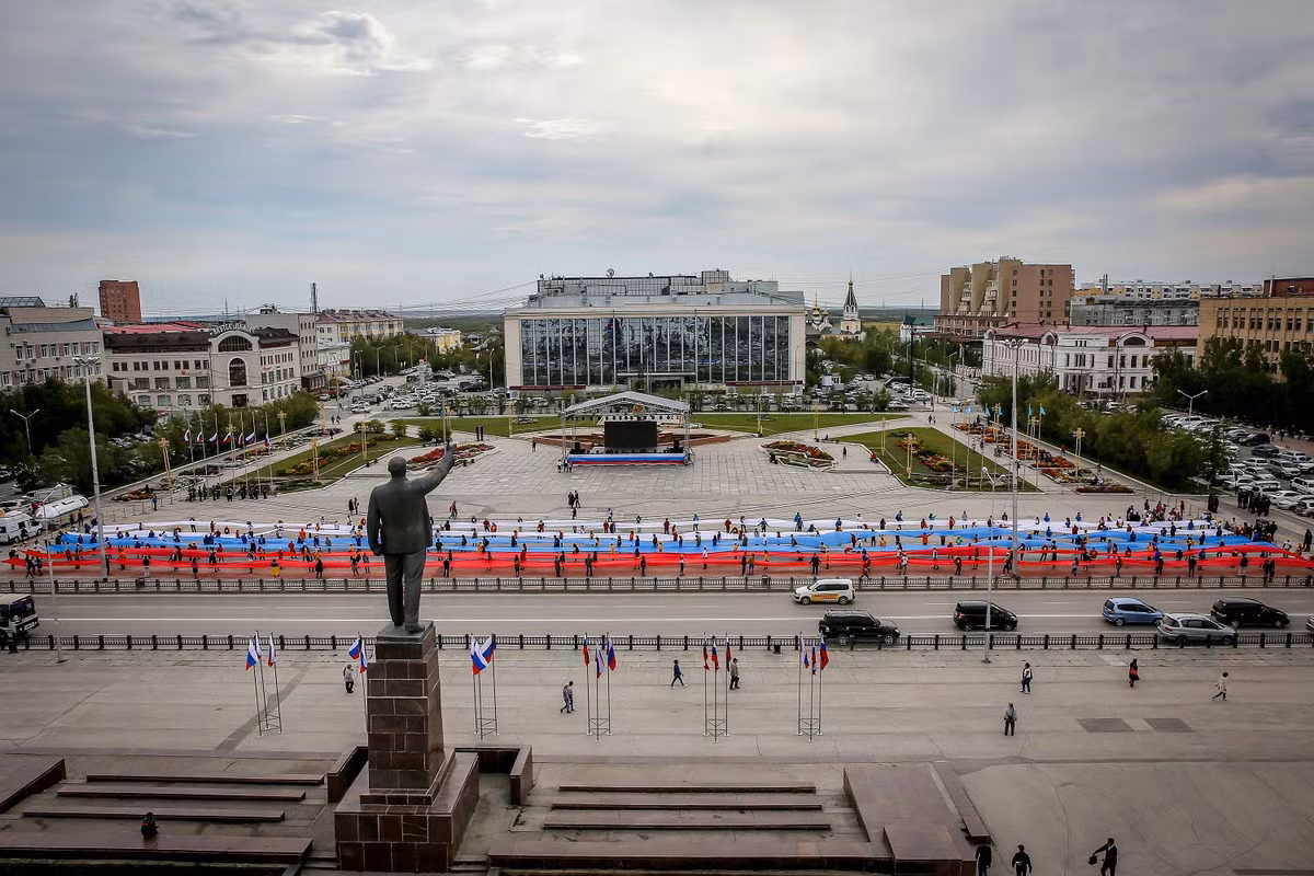 Theo dòng thời gian, vùng đất này trở thành tỉnh Irkutsk, rồi tỉnh Yakutsk của đế chế Nga, và nước Cộng hòa Xã hội chủ nghĩa Xô viết Tự trị Yakut thời Liên bang Xô-viêt. Sau khi Liên Xô sụp đổ, Cộng hòa Sakha trực thuộc Liên bang Nga được thành lập năm 1992. Ảnh: Агентство стратегического развития «ЦЕНТР».