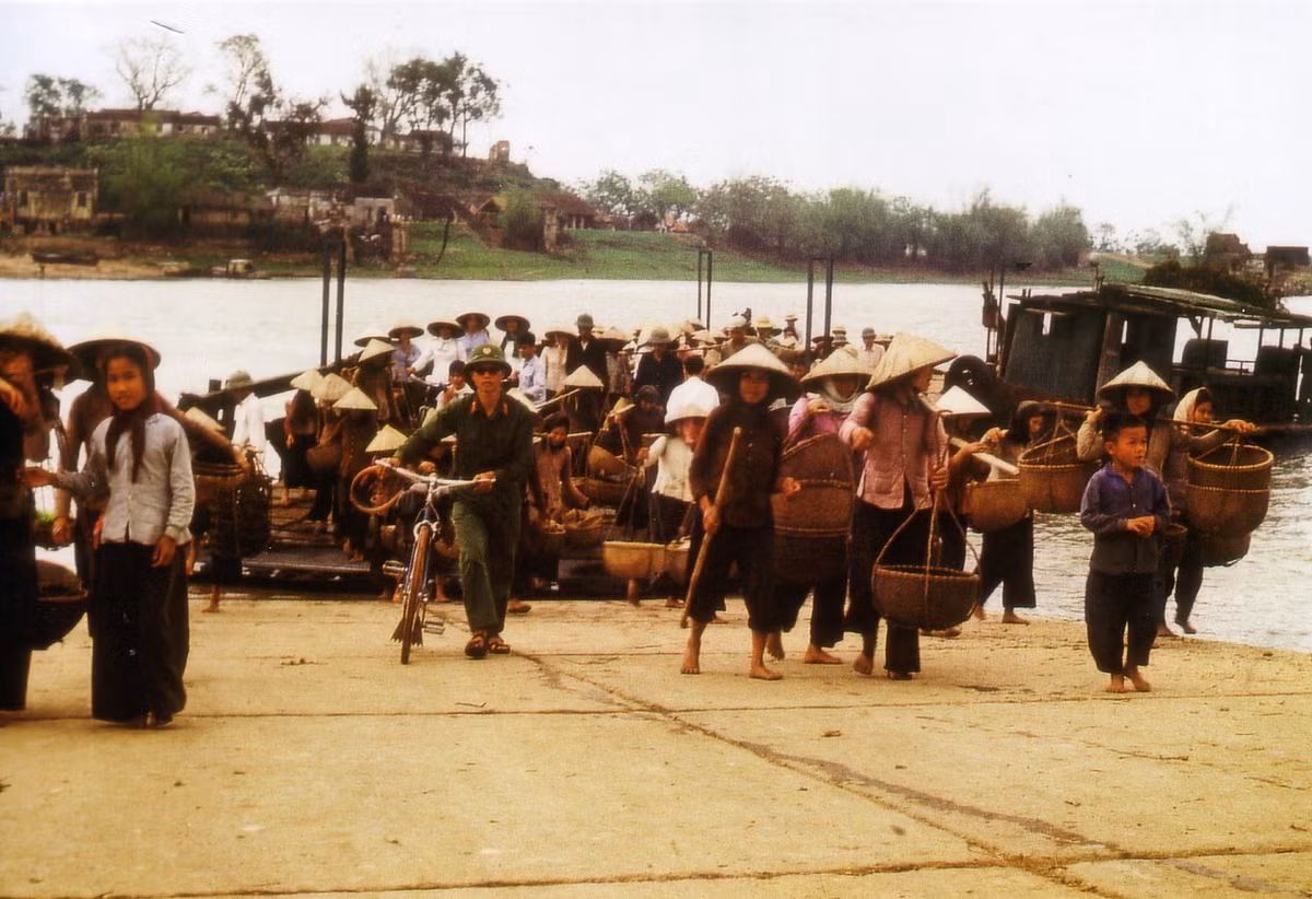 Khung cảnh ở bến phà Hòn Gai qua ống kính kĩ sư Đức.