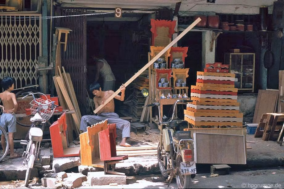 Người thợ mộc ngồi đóng bàn thờ giữa phố, 1991.