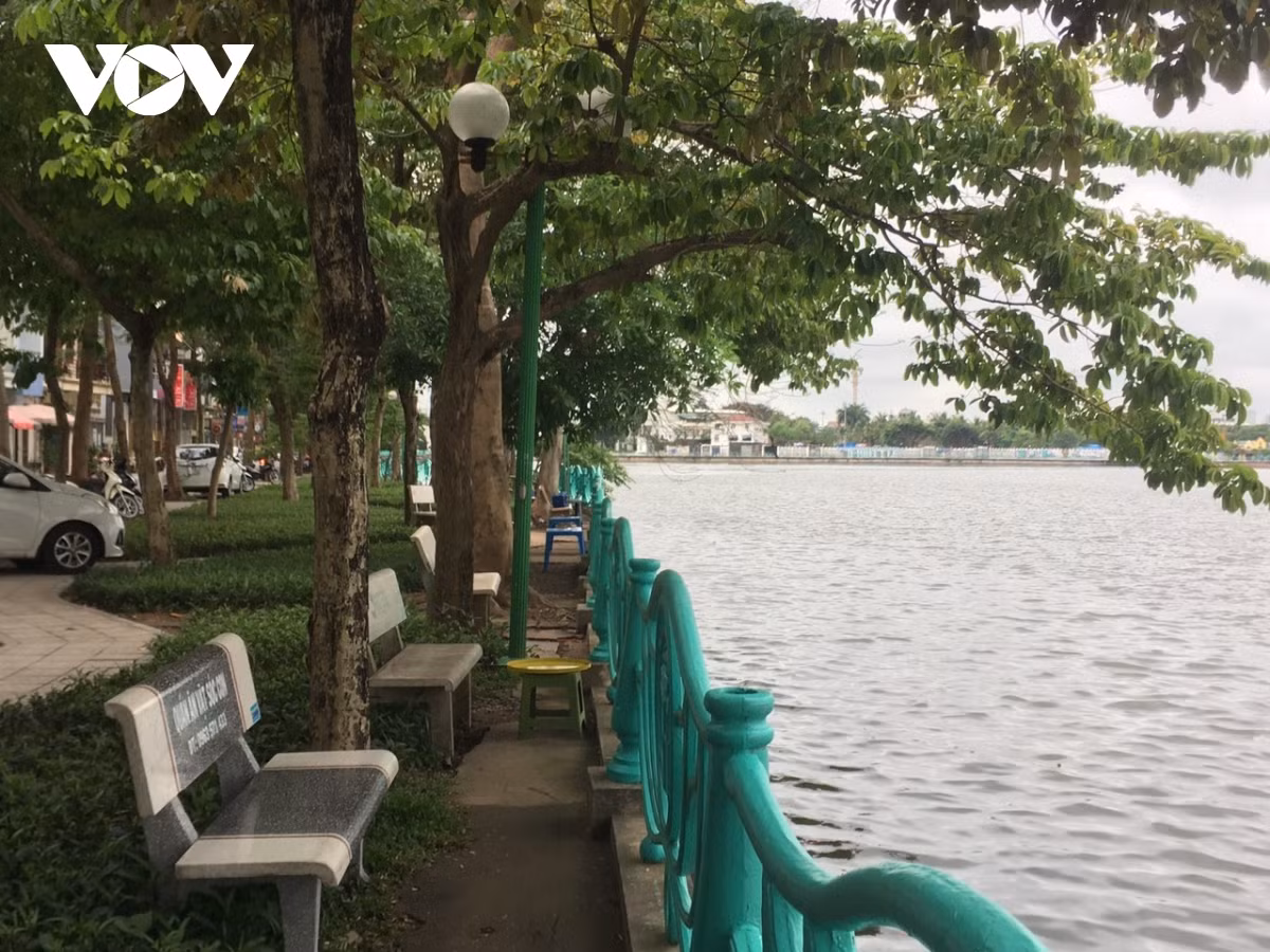...hay kê sẵn bàn để sẵn sàng đón khách.