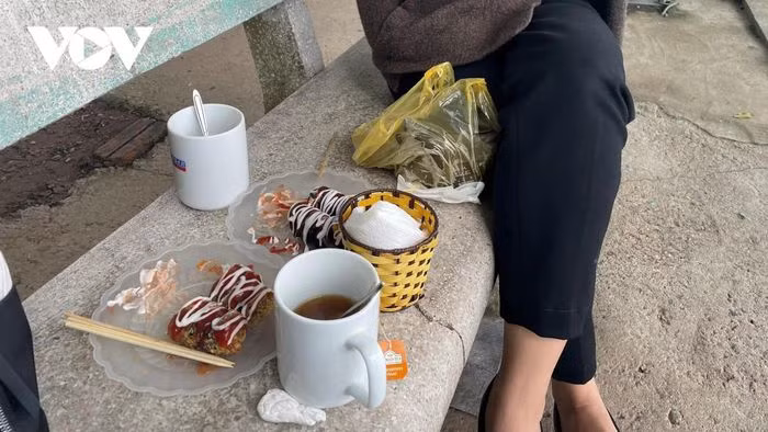 Vào giờ cao điểm sáng, chiều hoặc khi có lực lượng chức năng nhắc nhở, chủ quán sẽ tạm thời cất bàn, đặt đồ ngay trên ghế đá để phục vụ khách...