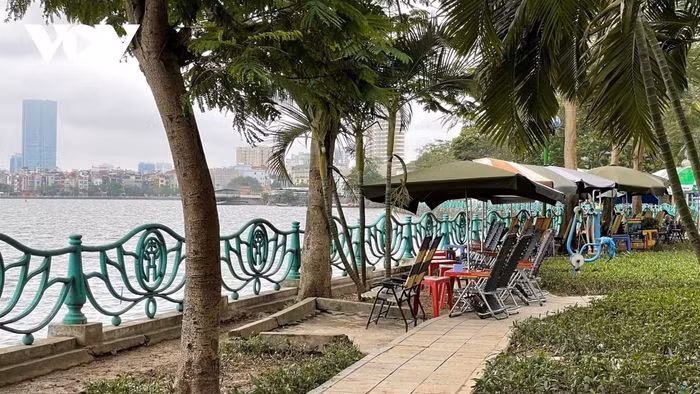Không gian đối diện quán được tận dụng triệt để với những hàng ghế san sát nhau.