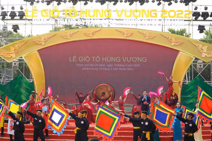 Lanh dao TP HCM dang banh chung, banh day len cac Vua Hung