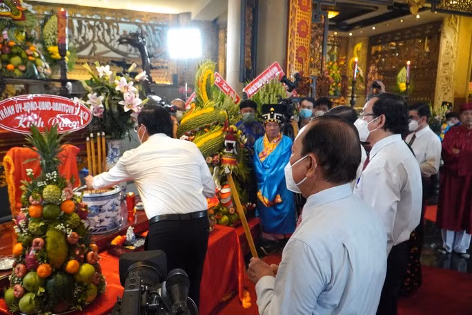 Lanh dao TP HCM dang banh chung, banh day len cac Vua Hung-Hinh-6