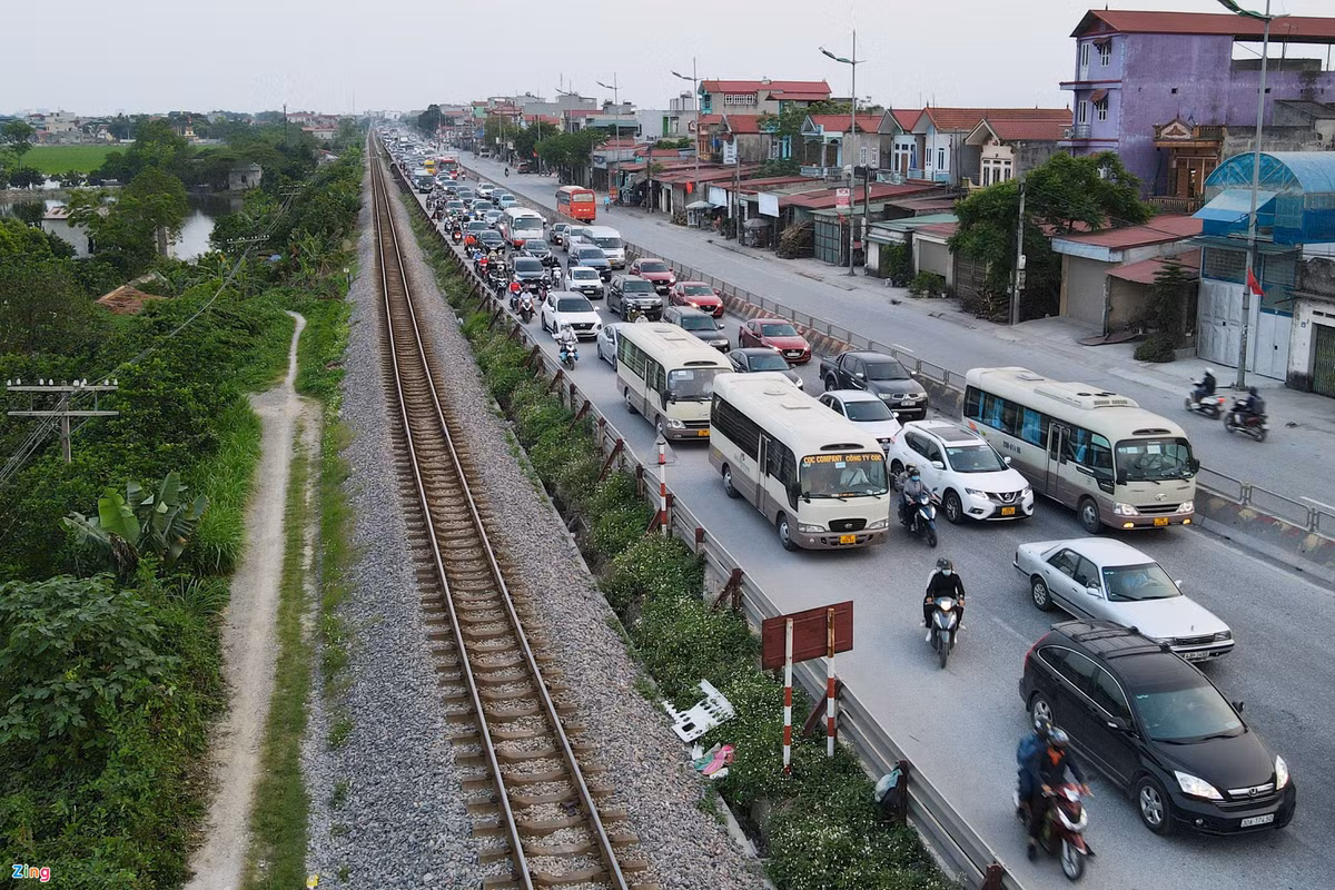17h30 chiều 10/4, đường quốc lộ 1A đoạn gần tới nút giao Cầu Giẽ bị ùn ứ kéo dài. Hàng dài ôtô, xe máy nối đuôi nhau theo hướng về trung tâm Hà Nội.