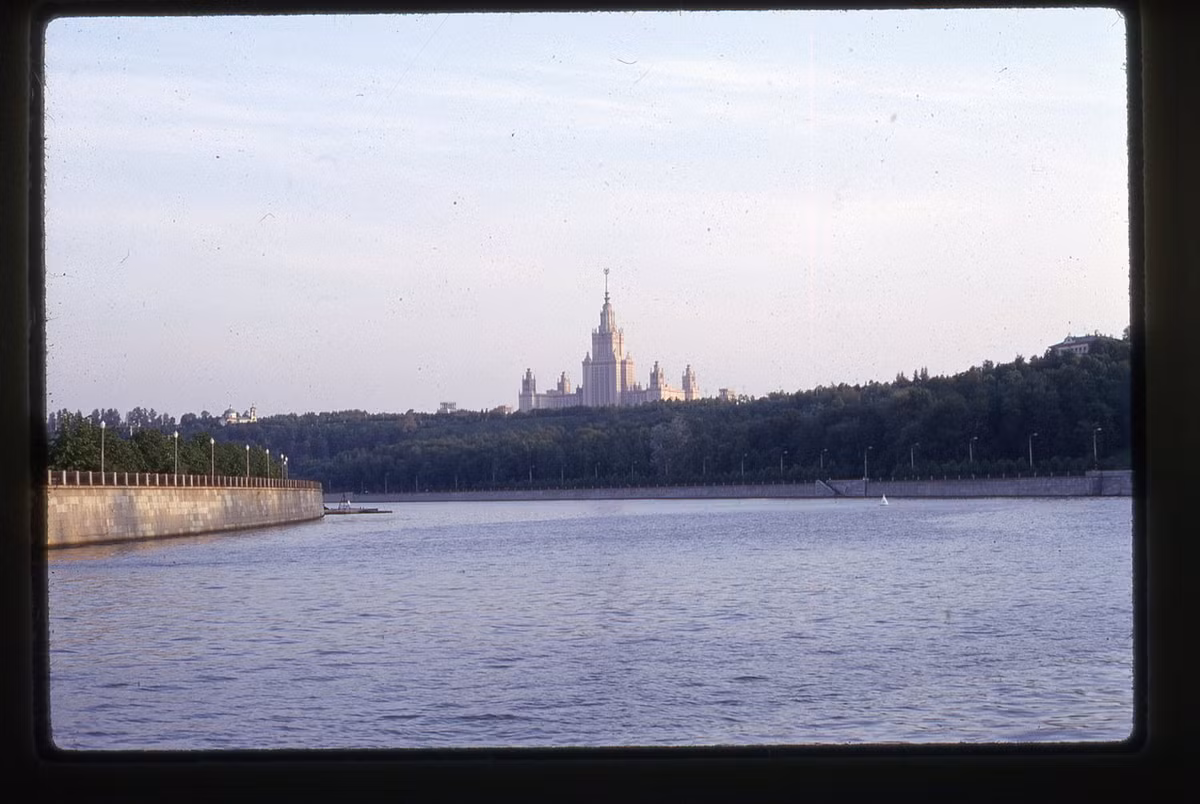 Đại học Quốc gia Moscow sừng sững sau những tán cây rậm rạp.