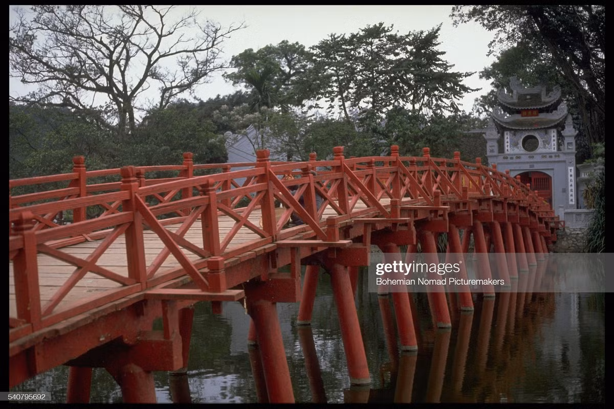 Cầu Thê Húc ở hồ Hoàn Kiếm.