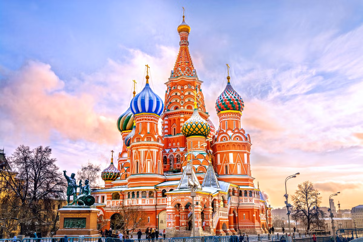 Vể tổng quan, quần thể nhà thờ Thánh Basil được xây bằng gạch đỏ theo phong cách Byzantine Nga. Công trình có màu sắc rực rỡ với 9 tòa tháp có chóp hình “củ hành”, mỗi tháp đều có một dấu thập thánh giá trên đỉnh. Ảnh: Freski.shop.