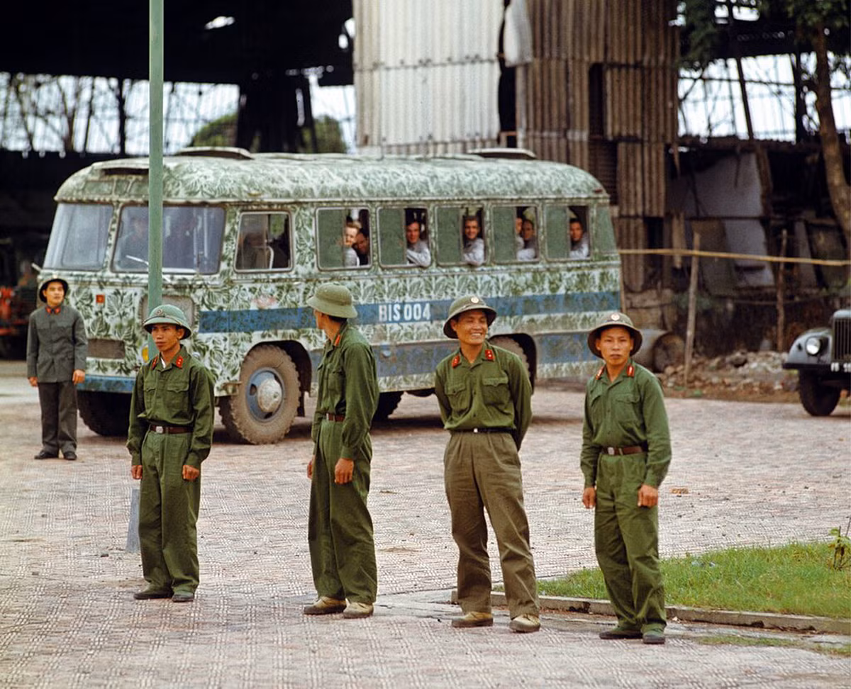 Tù binh Mỹ, gồm các phi công và binh sĩ của quân đội Mỹ được đưa bằng xe buýt đến sân bay Gia Lâm để trả về nước, Hà Nội ngày 12/2/1973. Hoạt động này là một phần trong các thỏa thuận của Hiệp định Paris.