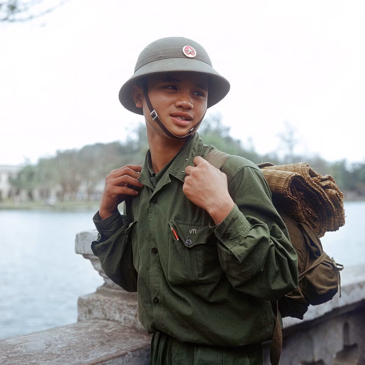 Người lính trẻ cùng hành trang nhập ngũ.