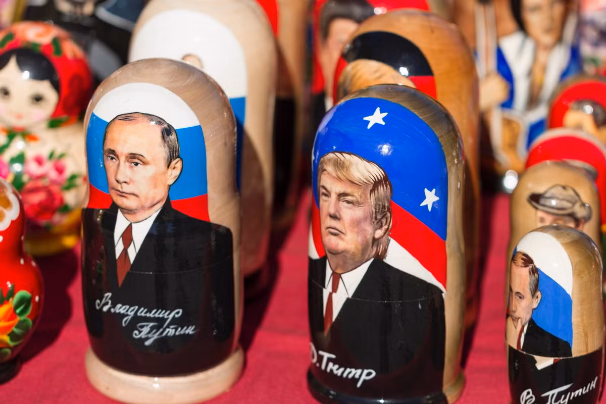 Ngoài dáng vẻ truyền thống, búp bê Matryoshka còn được tạo hình để "ăn theo" các nhân vật nổi tiếng trong làng giải trí hoặc các nhân vật lịch sử, chính khách có tầm ảnh hưởng quốc tế. Ảnh: Jacobinmag.com.