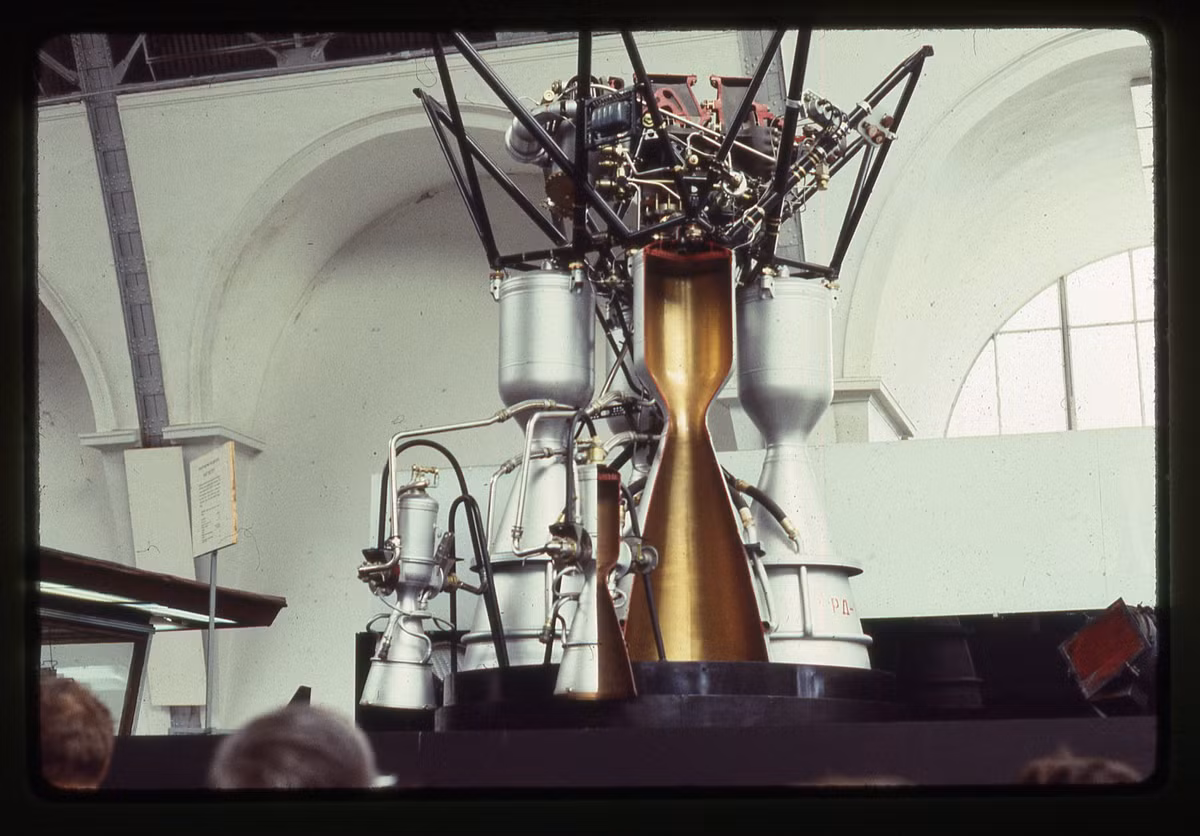 Mô hình động cơ tên lửa RD-107, được phát triển từ năm 1954-1957, ứng dụng trong các dòng tên lửa R-7, Sputnik, Vostok và Voskhod.