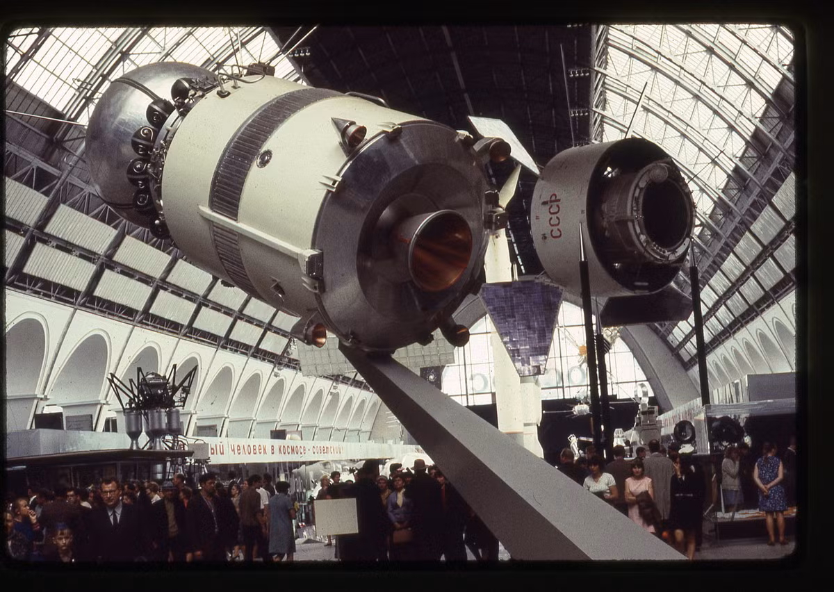 Cận cảnh mô hình hình tàu không gian Vostok 1. Đây là con tàu đưa Yuri Gagarin lên vũ trụ ngày 12/4/1961.