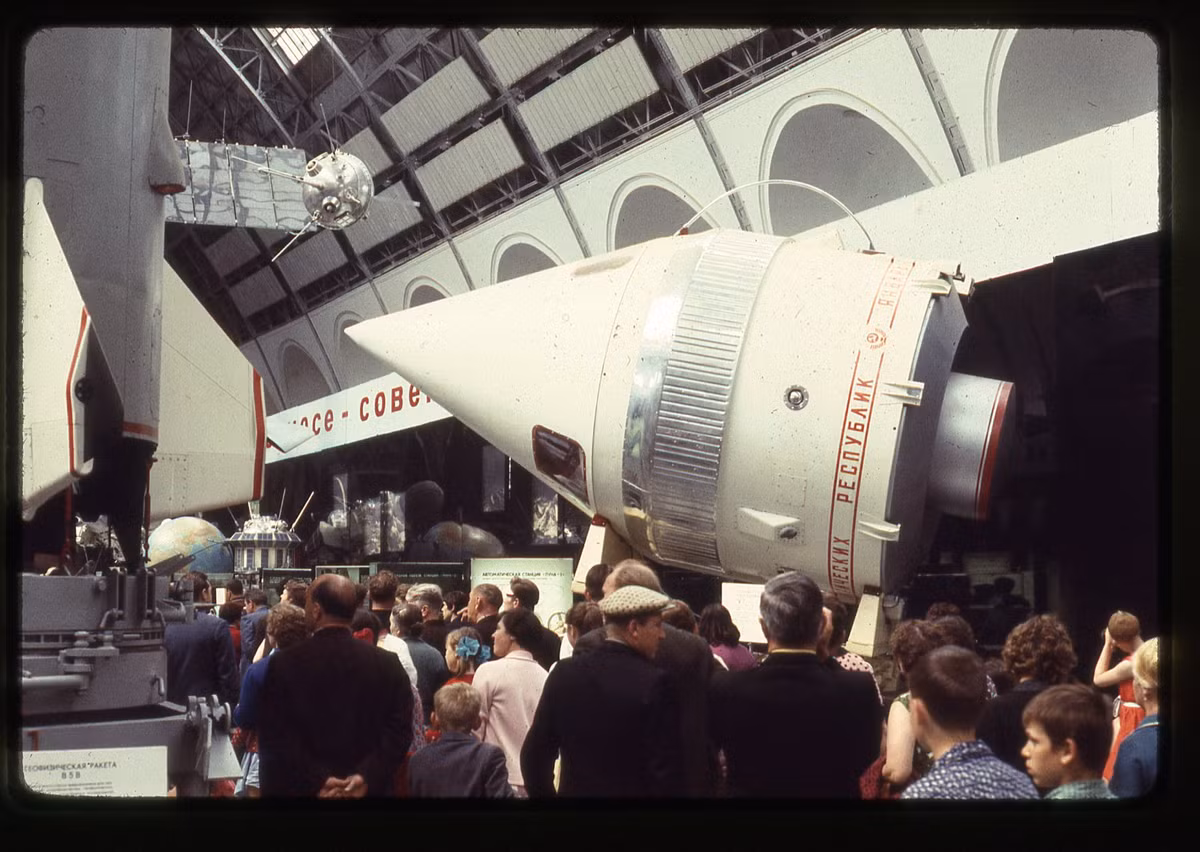 Đầu mũi tên lửa Vostok và vệ tinh Luna 1 (quả cầu nhỏ phía trên) được trưng bày trong nhà triển lãm. Phóng năm 1959, Luna 1 là thiết bị vũ trụ đầu tiên của con người tiếp cận mặt trăng.