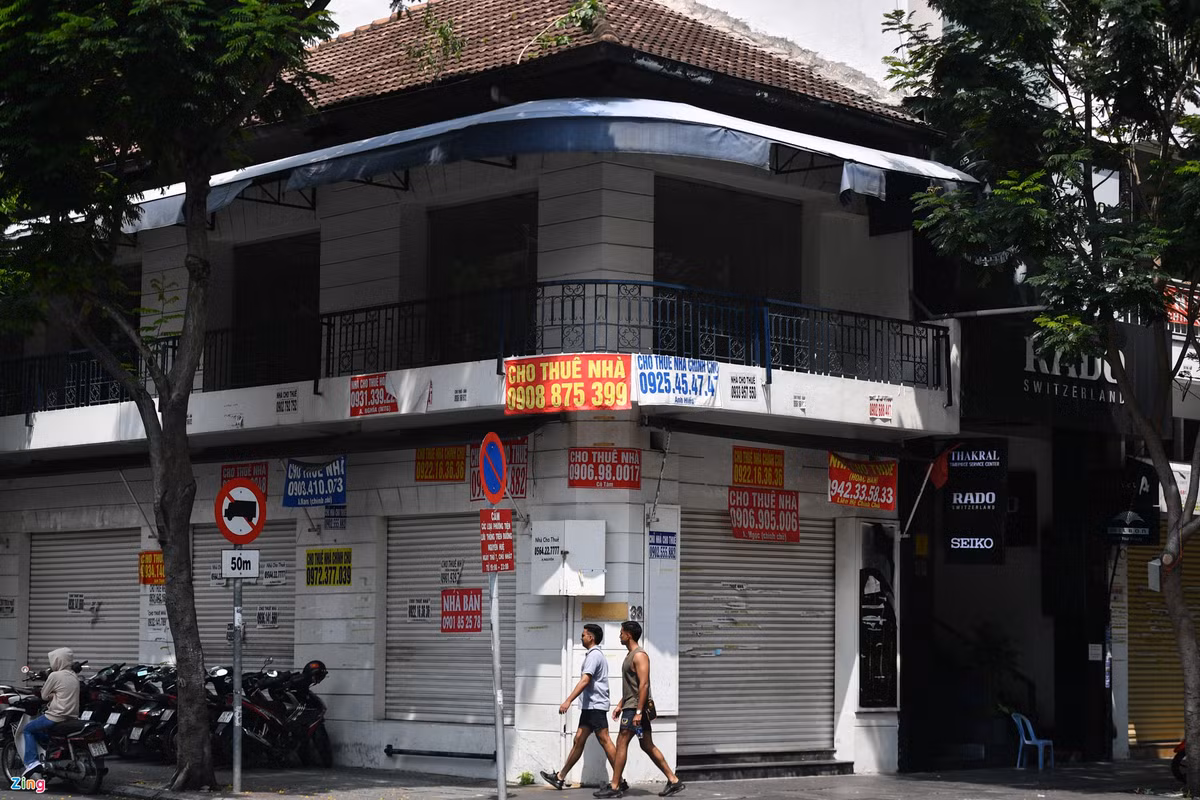 Một căn nhà hai mặt tiền nằm tại ngã tư Ngô Đức Kế - Đồng Khởi đã bỏ trống hơn một năm do ảnh hưởng của dịch Covid-19. Giá cho thuê trước đó khoảng 15.000-20.000 USD/tháng.