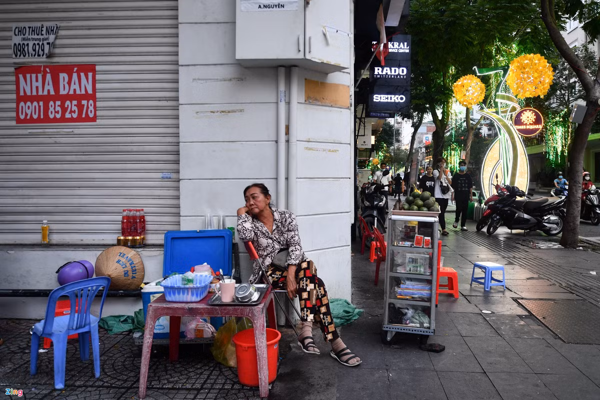 Bà Mai bán hàng tại vỉa hè đường Ngô Đức Kế gần 30 năm qua. Bà cho biết trước đây các cửa hàng có người thuê thì bà chỉ kê được một tủ đồ đựng đồ nhỏ để bán hàng. "Từ lúc mặt bằng tại đây trống thì tôi có thể kê thêm được hai hàng ghế cho khách ngồi uống nước", bà Mai chia sẻ.