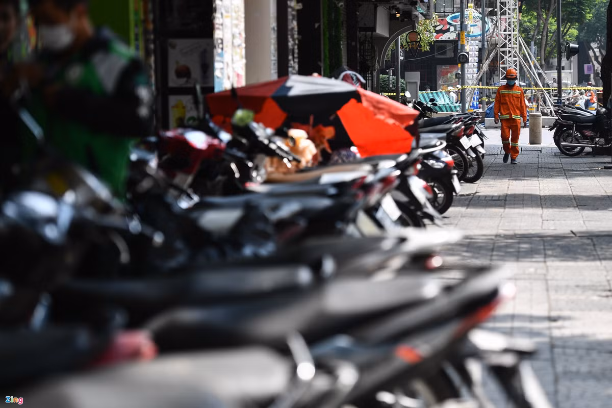 Hàng dài xe máy đỗ trước những mặt bằng chưa có người thuê. Đa số là xe của khách hàng từ những cửa tiệm đang hoạt động bên cạnh.