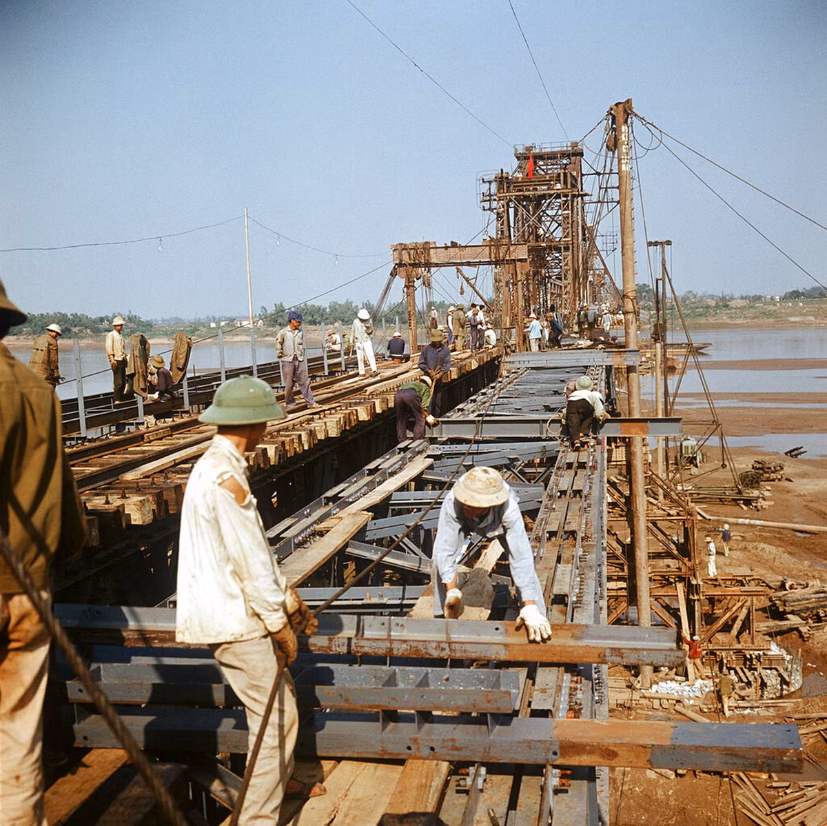 Trên công trường khôi phục cầu Long Biên, Hà Nội năm 1973. Cây cầu đường sắt có tầm quan trọng chiến lược đã bị không quân Mỹ phá hủy nhiều lần cuộc chiến tranh phá hoại ở miền Bắc.