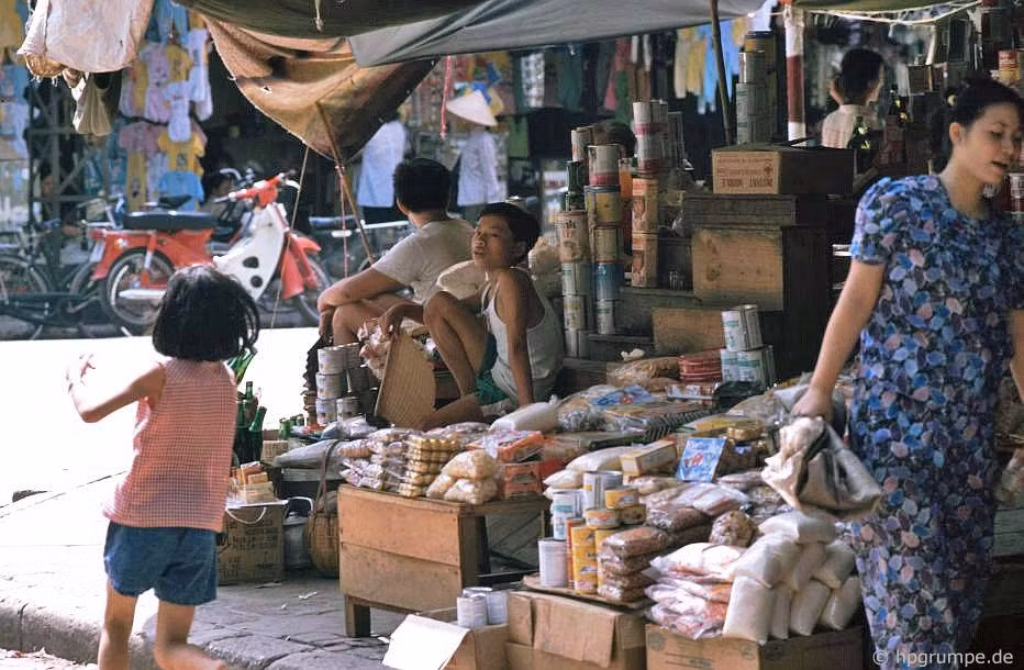 Các cửa hàng ở góc phồ này bán đường kính, sữa đặc, sữa bột nhập ngoại, các loại bánh kẹo...