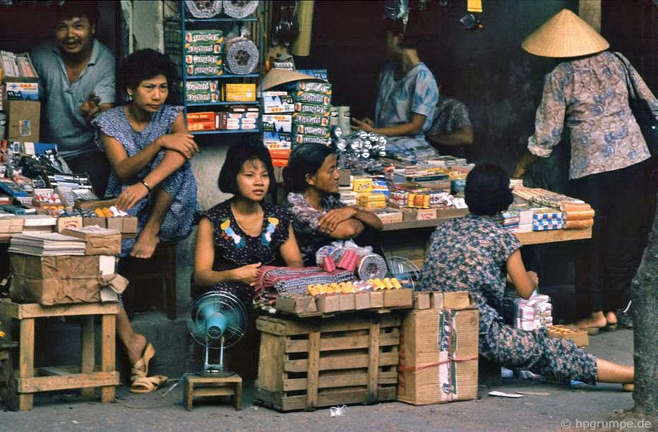 Quầy hàng bán pháo nổ, ngày nay là hàng "quốc cấm"