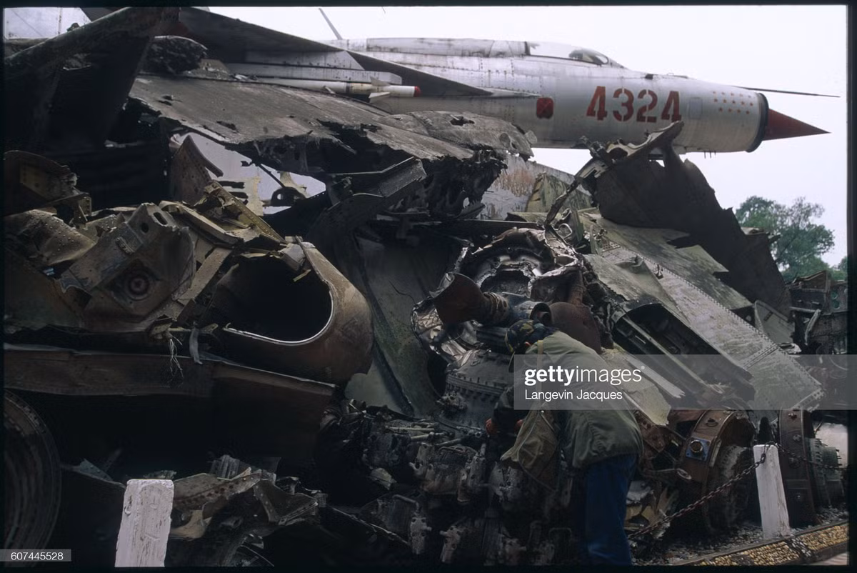 Xác máy bay Mỹ nằm bên chiếc chiến đấu cơ MiG-21 số hiệu 4324 của Không quân Nhân dân Việt Nam, tại Bảo tàng Quân đội (nay là Bảo tàng Lịch sử Quân sự).