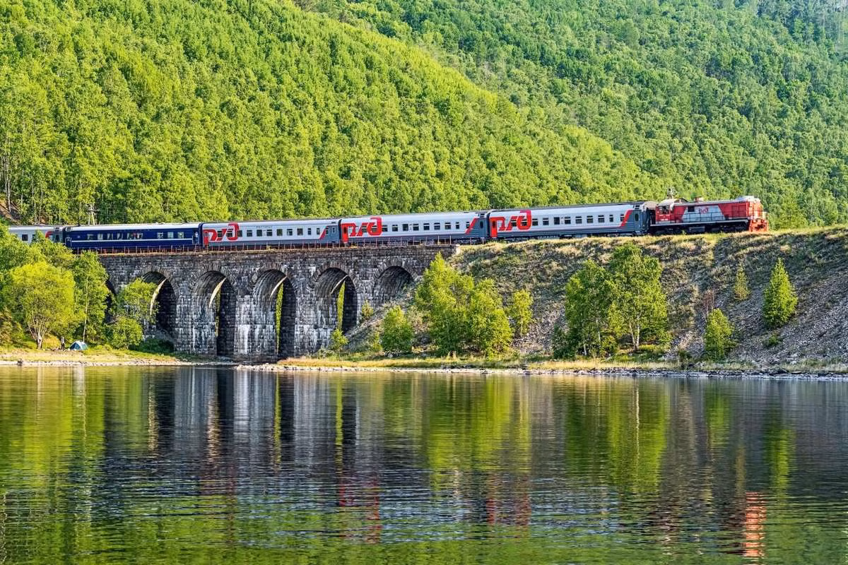 Với chiều dài tuyến chính là 9.259 km, Đường sắt xuyên Siberia kéo dài gần 1/4 chu vi của Trái đất, trong đó có 80 km là cầu bắc qua mặt nước, chạy qua 7/24 múi giờ của thế giới. Ảnh: ТурВопрос.