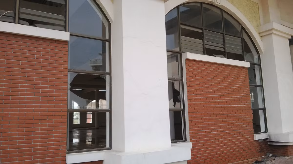 Tuy nhiên chợ không nằm trong khu dân cư đông đúc nên việc kinh doanh buôn bán sẽ khó khăn. Do để lâu không sử dụng, nhiều cửa kính đã bị hỏng.
