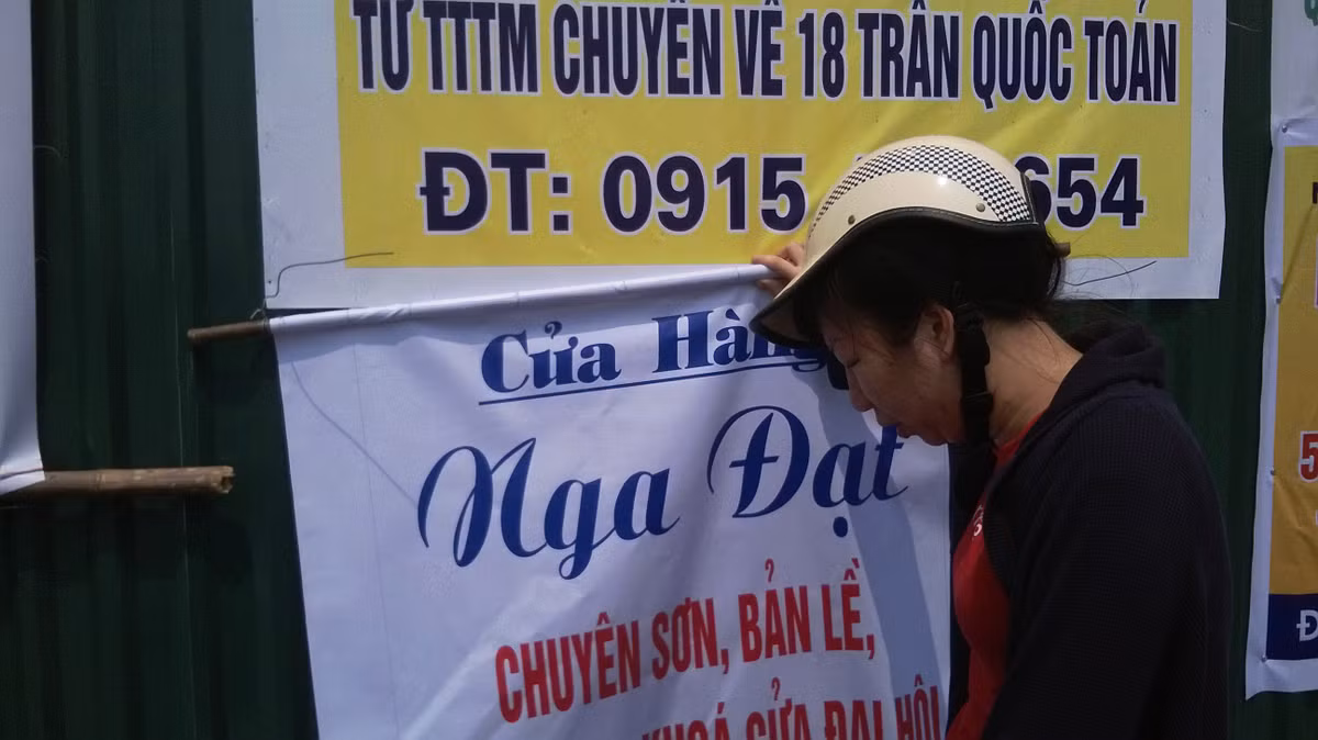 Tiểu thương này đã bật khóc và đau xót vì ở địa điểm mới, việc kinh doanh dù là tạm thời cũng sẽ gặp rất nhiều khó khăn.