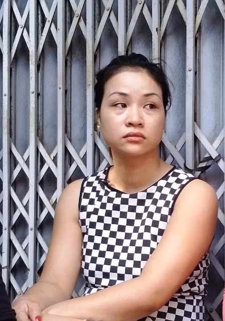 Nước mắt rơi trên khuôn mặt chị Phạm Thu Thủy.