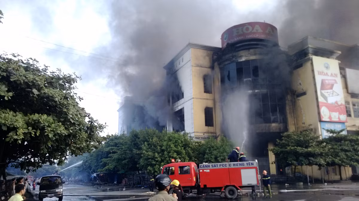 30 phút sau, lực lượng chức năng có mặt nhưng do đám cháy lan nhanh toàn bộ khu nhà nên đến 7h sáng đám cháy vẫn bùng lên dữ dội.