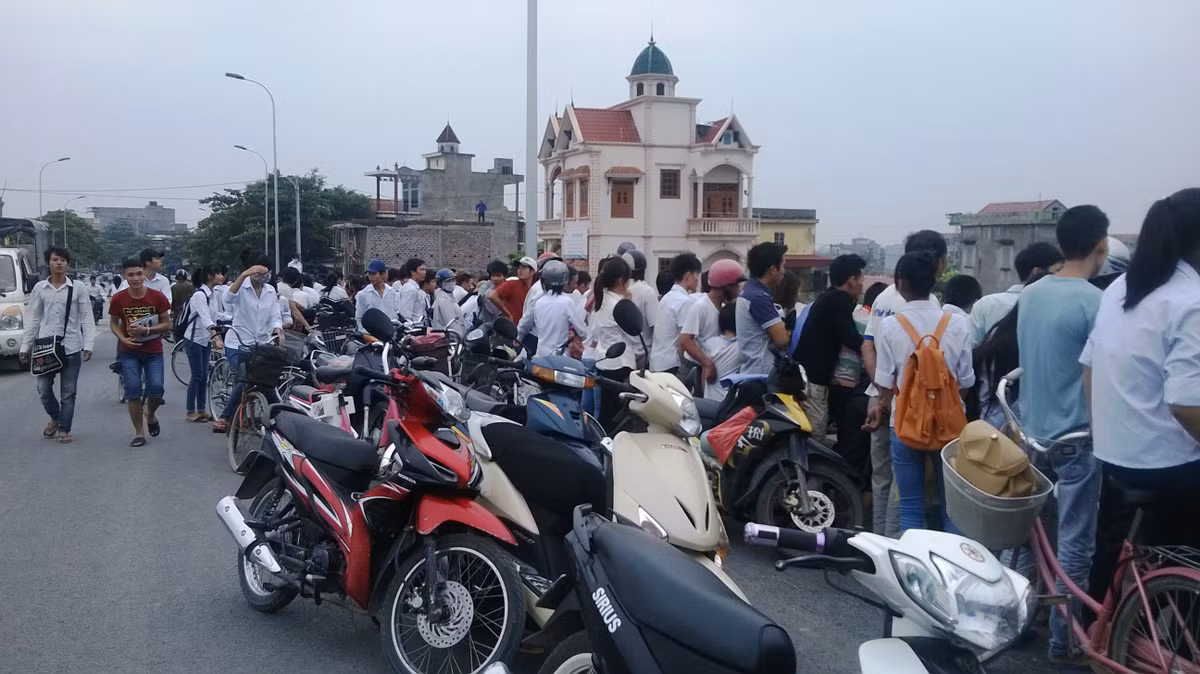 Nhiều người dân hiếu kì đứng xem, làm ách tắc giao thông.
