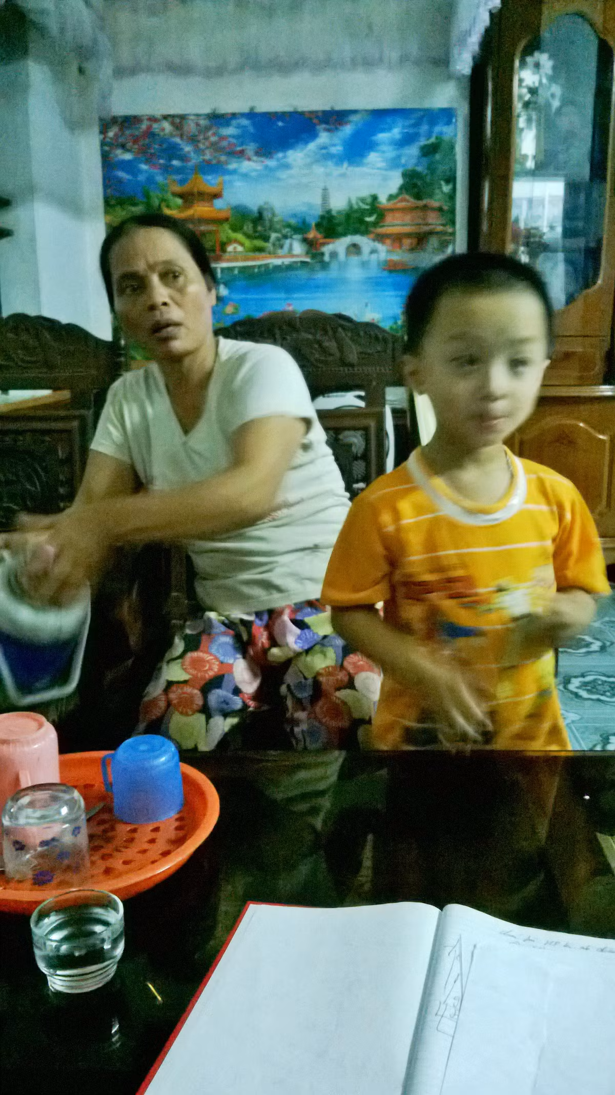 Vợ ông Ngà, bà Phạm Thị Chừng cho biết, chồng mình mất ngủ từ khi bắt đầu cưới xin.