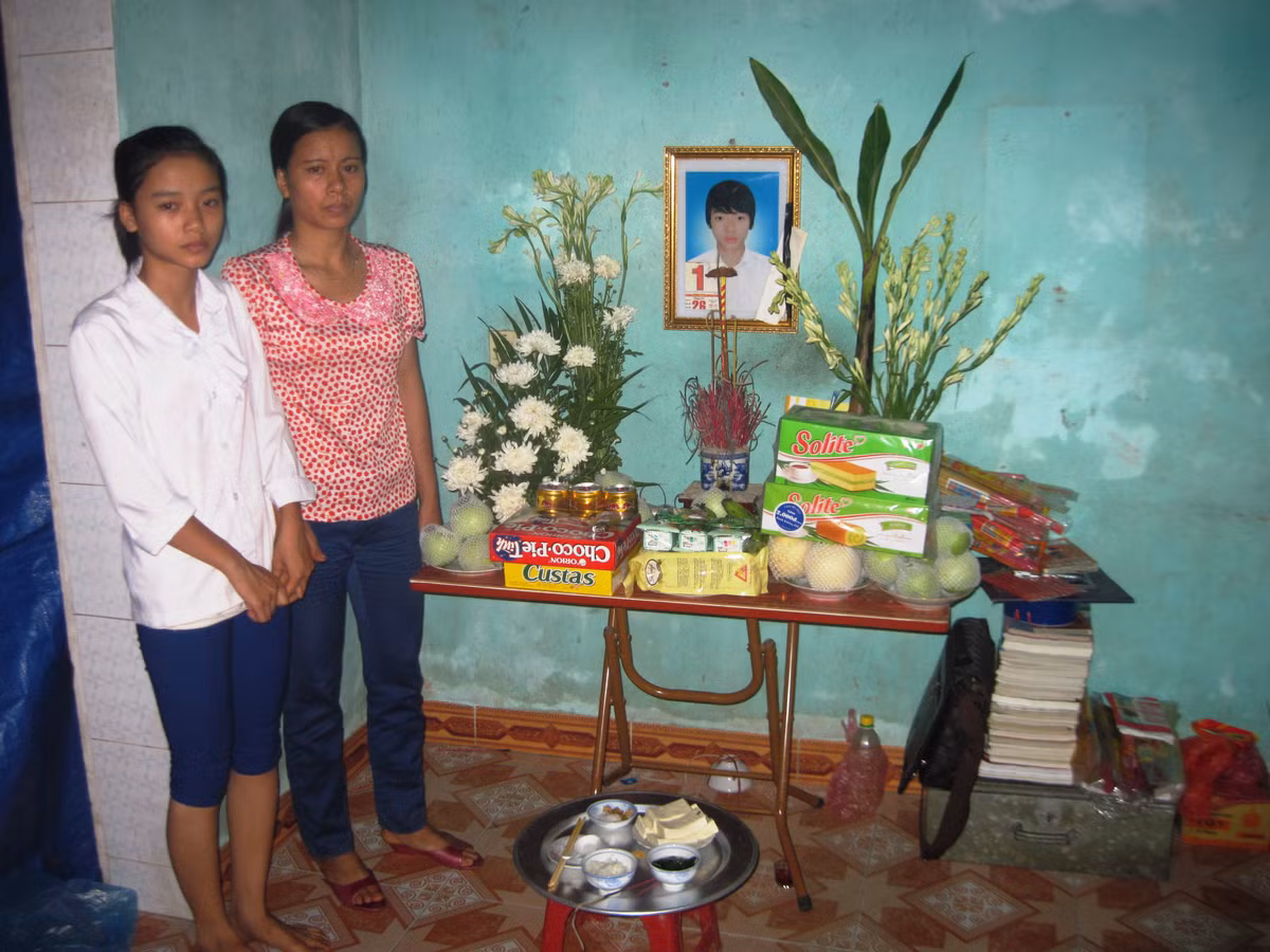Chị Thương đau đớn khi kể lại hôm mình chứng kiến cảnh con bị đánh.