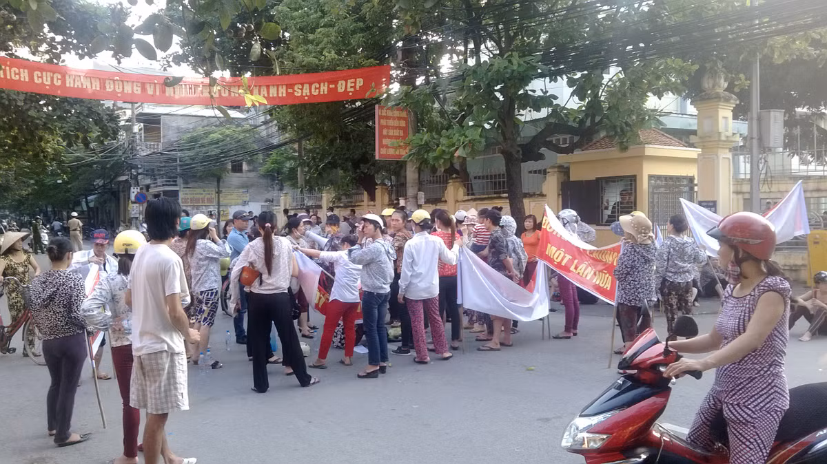 Các tiểu thương kéo lên trụ sở UBND tỉnh Hải Dương để phản đối việc chuyển họ về chợ Hội Đô.